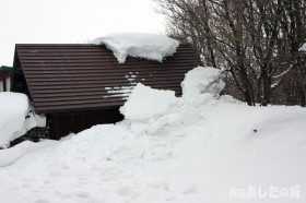 屋根から落ちた雪