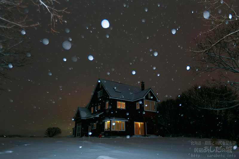 雪と窓の明かりシリーズはじまり～ サロベツ民宿ブログ