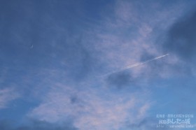 月と飛行機雲